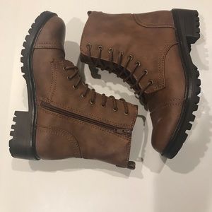 Universal thread brown boots